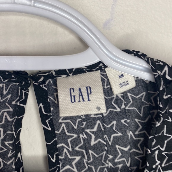 Gap black star printed sleeveless drapey top size XS - Picture 9 of 10